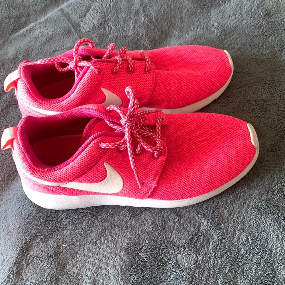 Nike Womens Pink Roshe Sneakers Size 7
